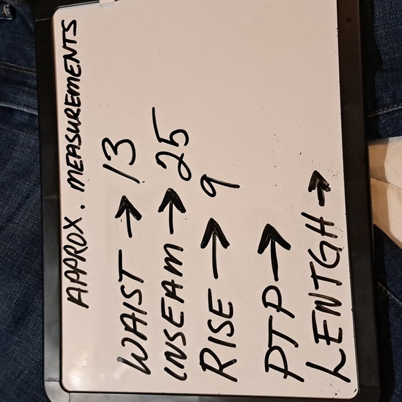 Levi's Shelf Cut Jeans - Picture 9 of 9